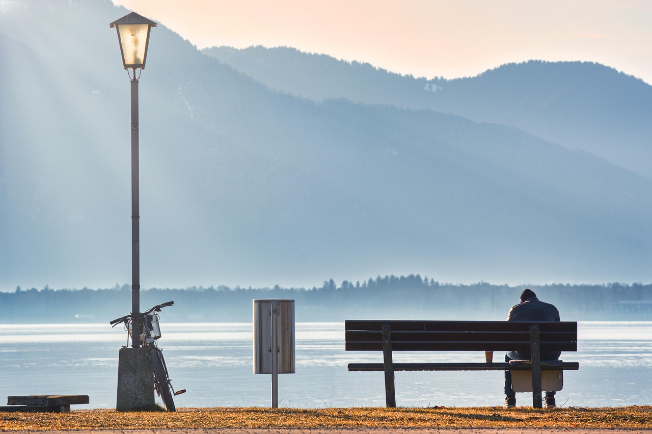 entdecken sie die facetten der einsamkeit: ursachen, auswirkungen und wege, um dieses gefühl zu überwinden. erfahren sie, wie sie selbstvertrauen aufbauen und soziale verbindungen stärken können, um ein erfüllteres leben zu führen.